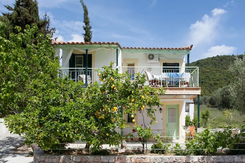 Garden Rose Family Apartment - Image 1
