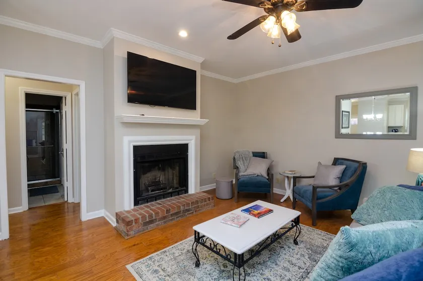 Walk to Downtown Franklin, Plenty of room for 6 - Image 1
