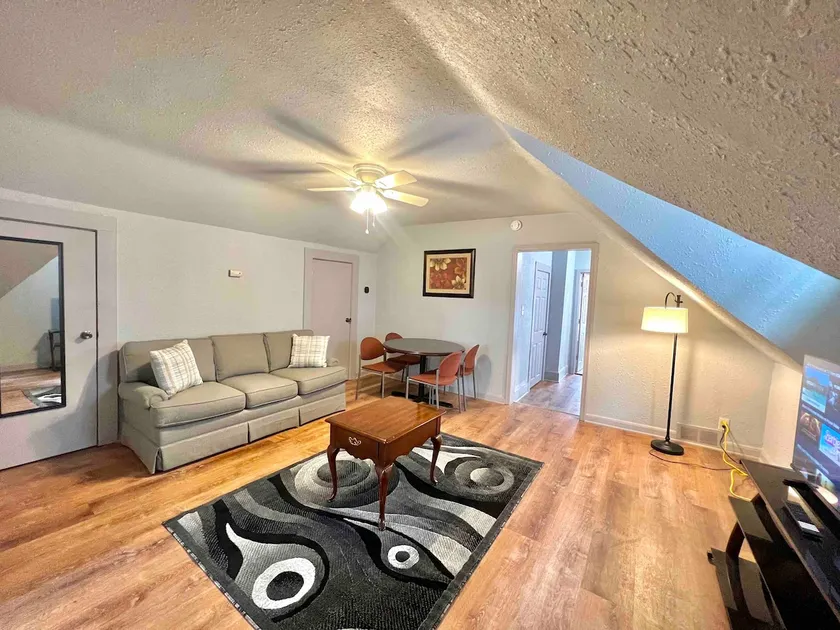 2 Bedroom Upper Unit Milwaukee Eastside - Image 1