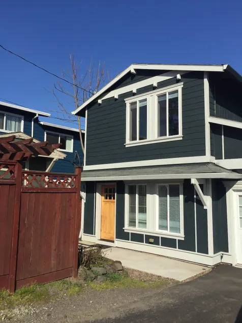 2 bed/1bath appt/big living room 5 min walk to MAX - Image 1