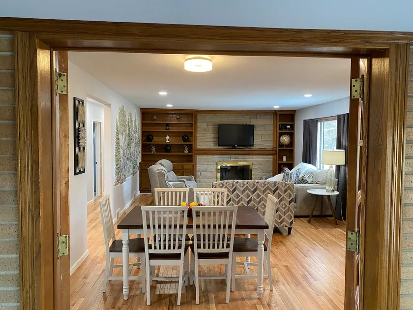 Newly Remodeled Brick Home with wall Sculptures by the Airport - Image 1
