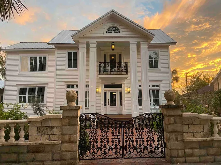 Genovar Mansion Rose Garden Suite Private Entrance - Image 1