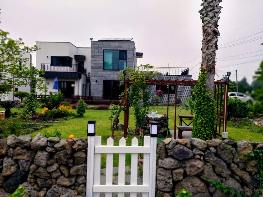 Jeju 'Palm House' where just staying is relaxing - Image 1