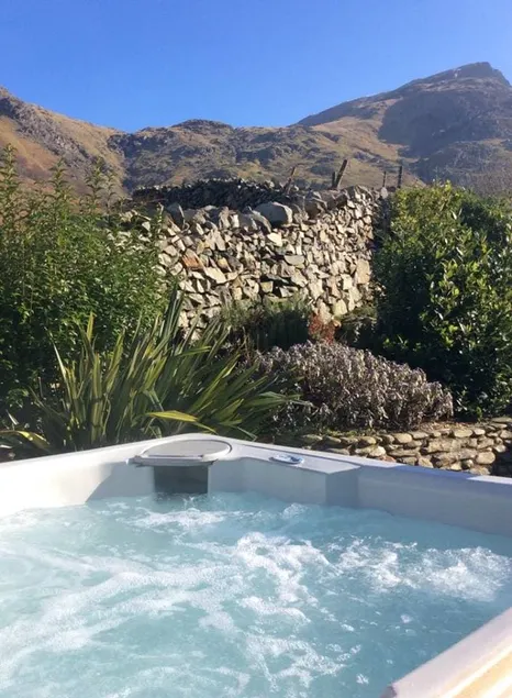 Snowdon House Llanberis Pass HOT TUB Sauna Logfire - Image 1