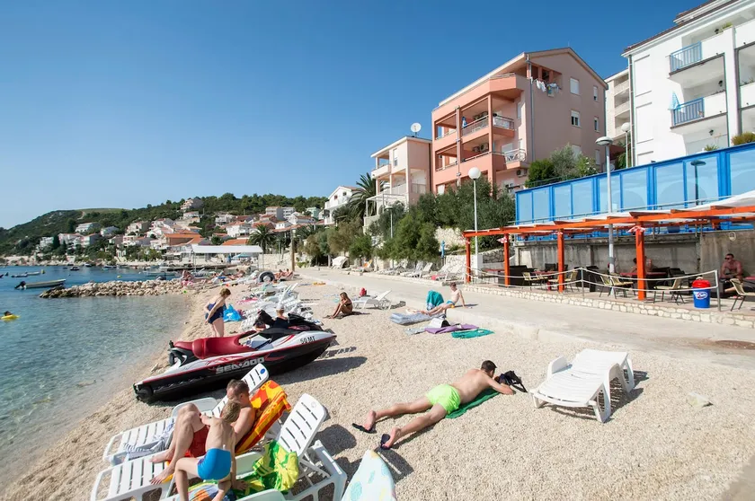 2bedroom seafront ap. w big terrace - Image 1