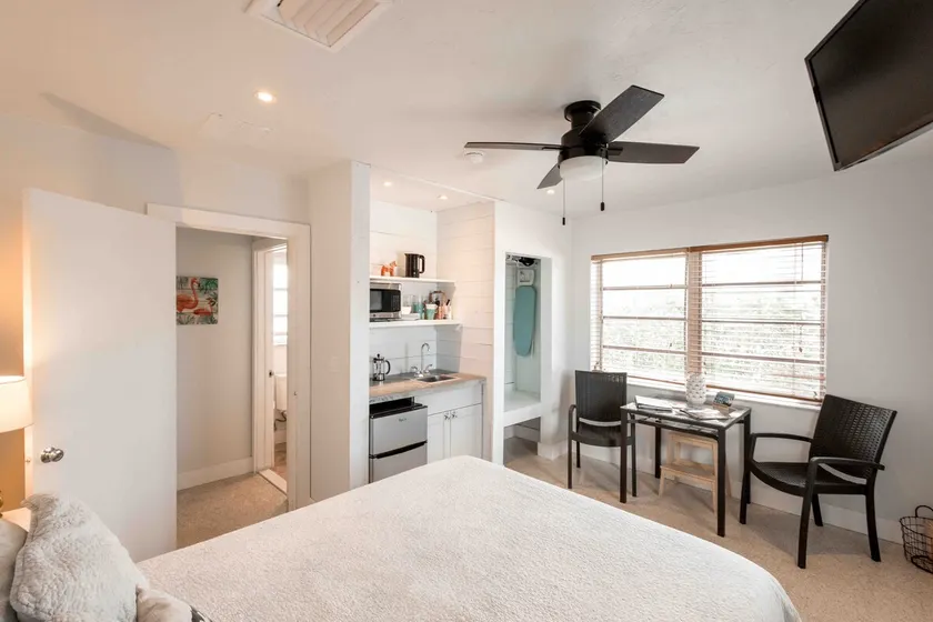 Island Micro-Studio with kitchenette & courtyard - Image 1