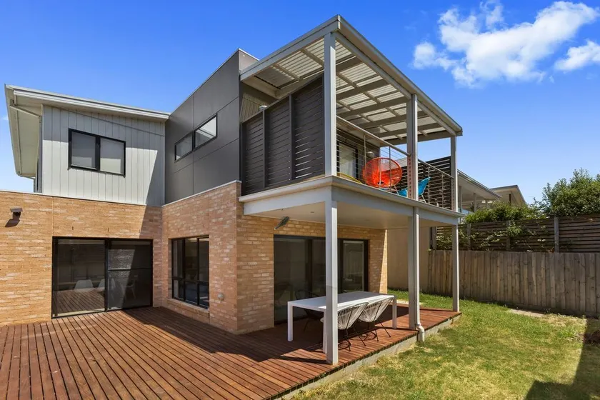 Coastal Holiday Living Bay Views Prime Location - Image 1