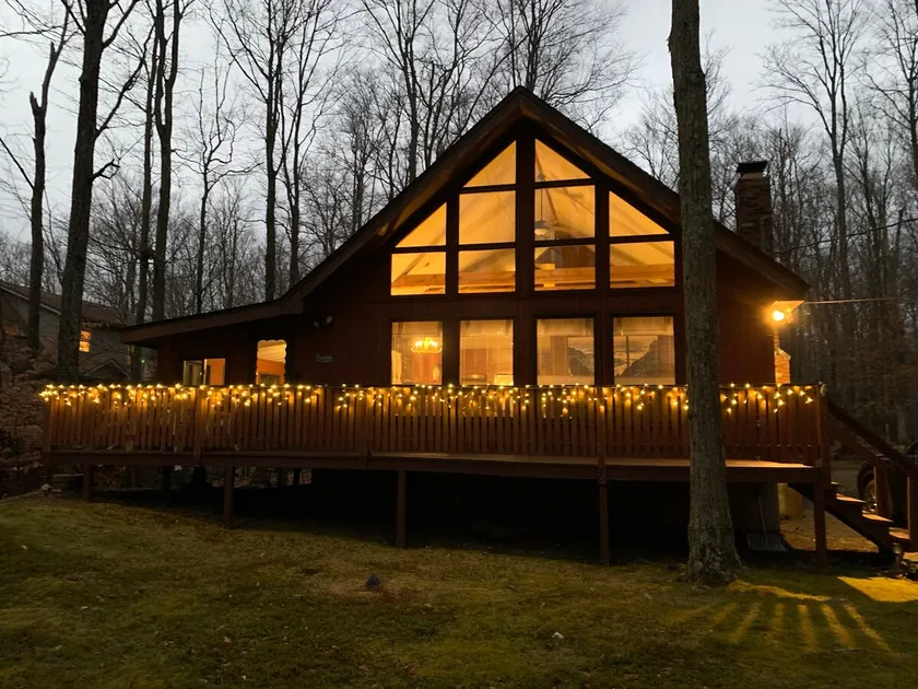 Mountain Lodge by the Lake in the Poconos - Image 1