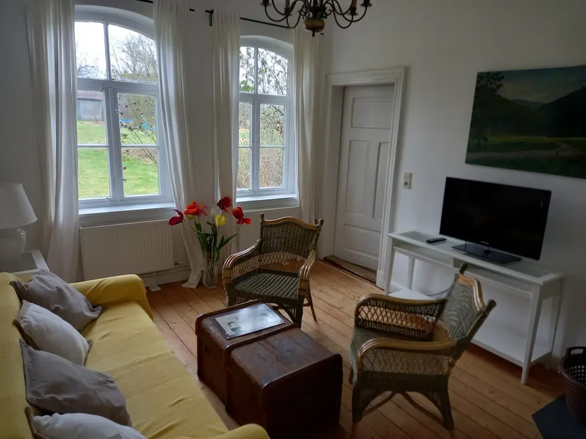 Charming apartment with fireplace on estate - Image 1