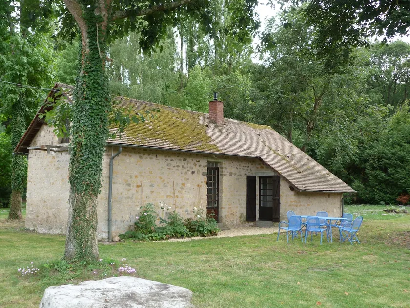 Small house in the heart of the woods - Image 1