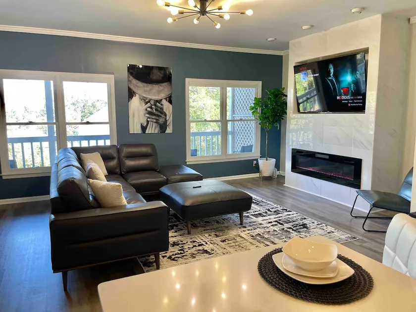 Luxury Modern Townhome Downtown (3 Levels) - Image 1