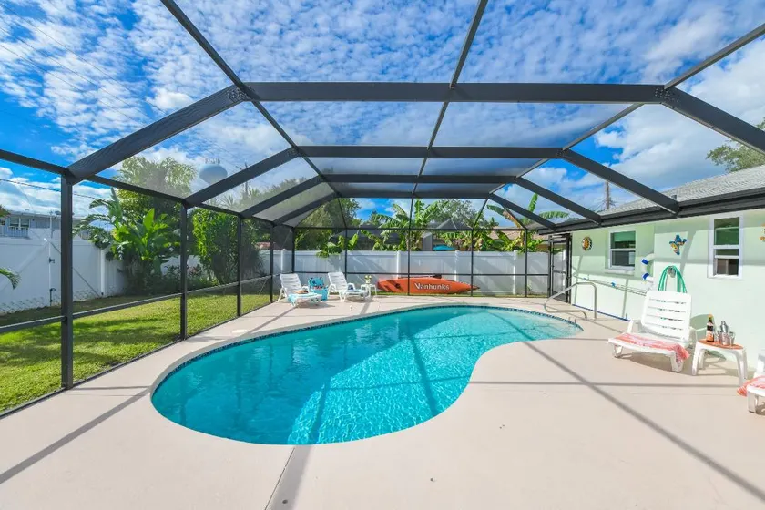 1.5mil to South SiEsta Key Bridge, Free Heatd Pool - Image 1