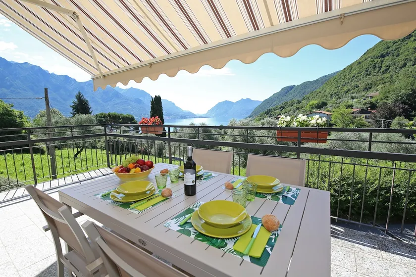 Home with big terrace overlooking the lake parking - Image 1