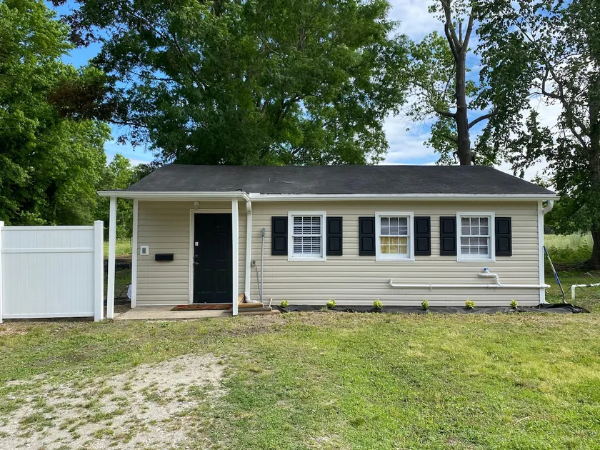 2 bedroom Guest House (On Retired Horse Farm) - Image 1