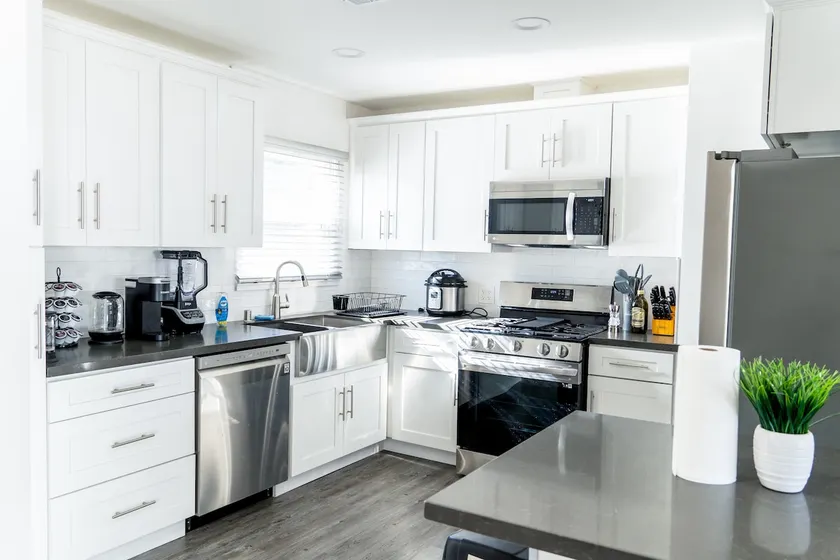 3 miles from Sofi, Kia forum, & 4 Miles from LAX! - Image 1