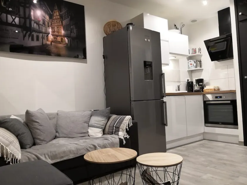 2 Rooms with private courtyard 3 Min TGV station - Image 1