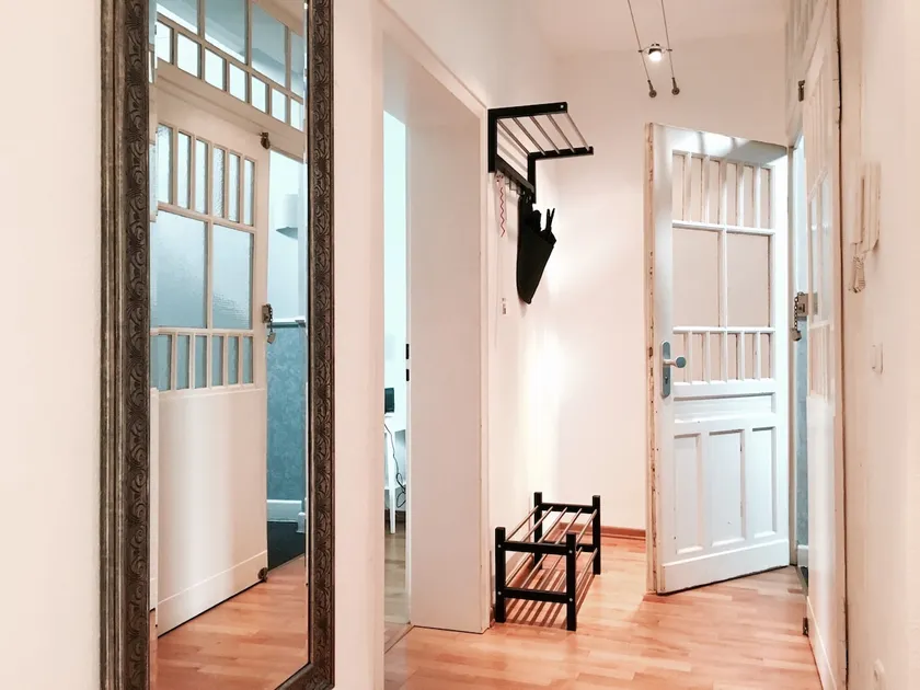 Bright cozy old building apartment with lots of charm - Image 1