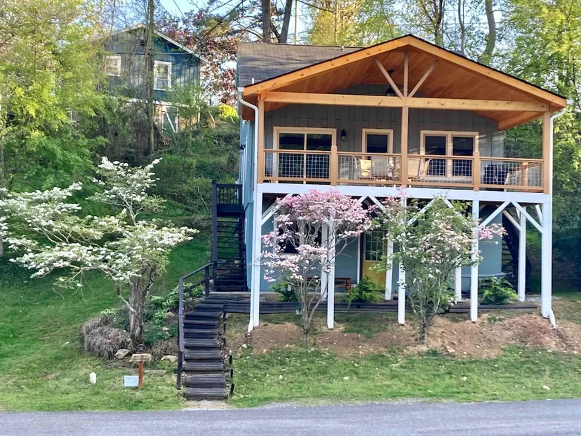 Cokesbury Cottage - Image 1