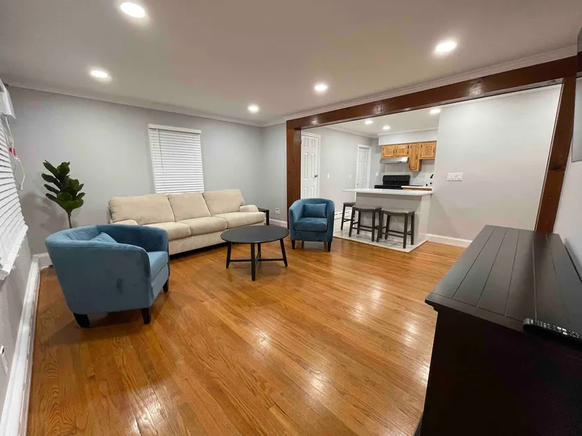Coastal Gem: 2BR Close to the Shore - Image 1