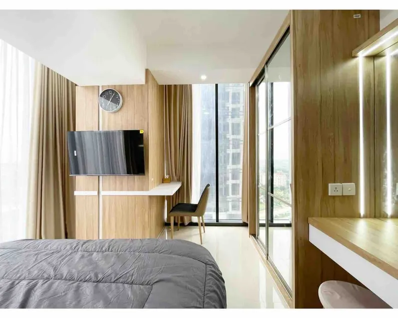 Spacious Two Bedroom Apartment w Panoramic Views! - Image 1