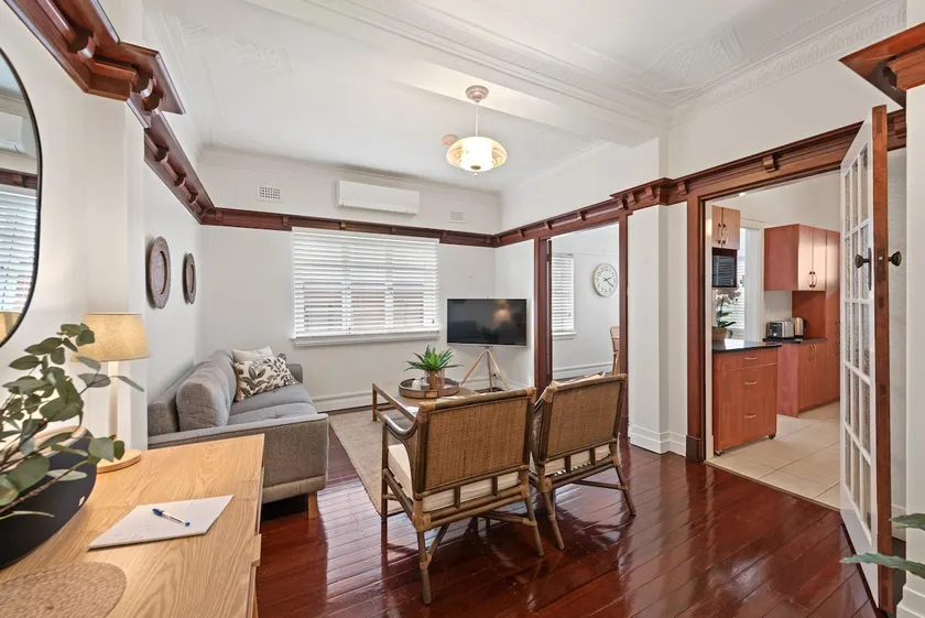 Art Deco in Ascot! ~ 2 Bed / 1 Bath / 1 Car - Image 1