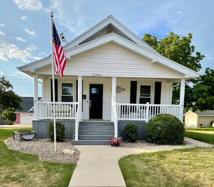 Cozy Home in the heart of Dyersville, IA! - Image 1