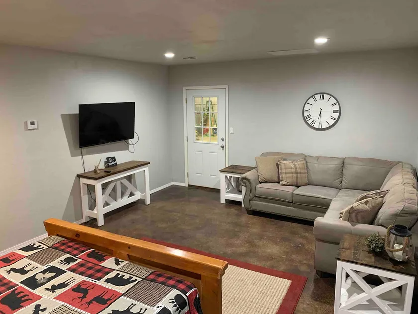 Cozy barndo/apt w covered parking near Ft. Sill - Image 1