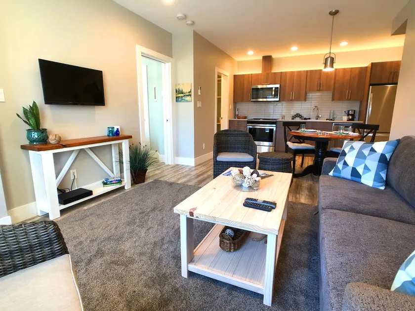 Starboard Suite above Maple bay Marina - Image 1