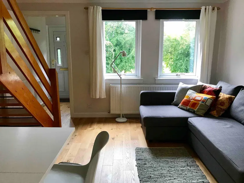 Peaceful house with small garden next to park - Image 1