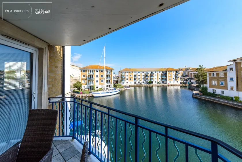 Bright Two Bed Marina Flat With Lagoon Views - Image 1