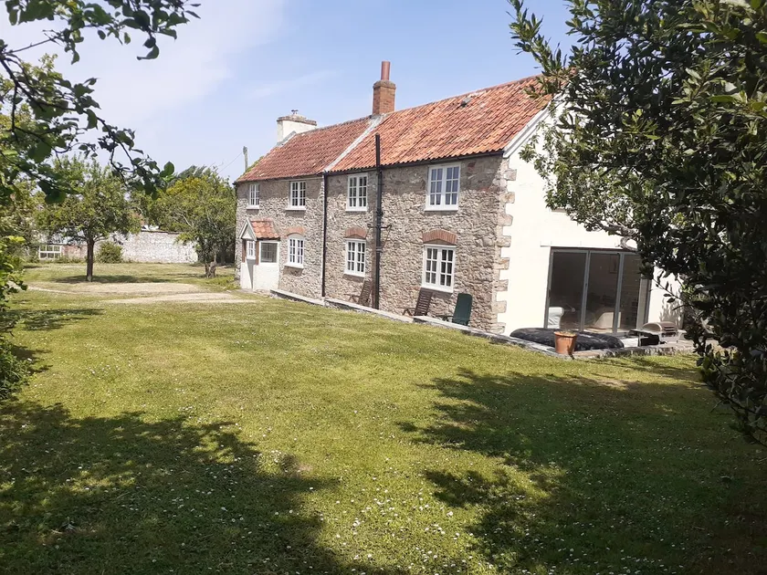 Characterful Cottage adjacent to an Orchard - Image 1