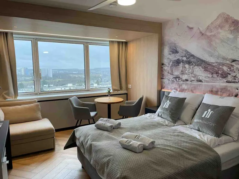 Stylish city apartment with wide views & top location - Image 1