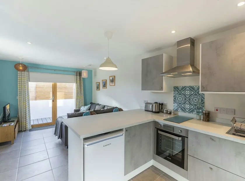 Stone's Throw Apartment - Beach 500m Bude Cornwall - Image 1