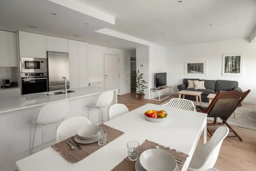 Bright apartment with A/C, parking optional - Image 1