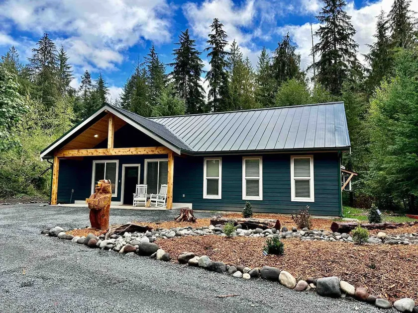 Luxury Rainier Cabin-Hot Tub-Sauna-Arcade-EV - Image 1