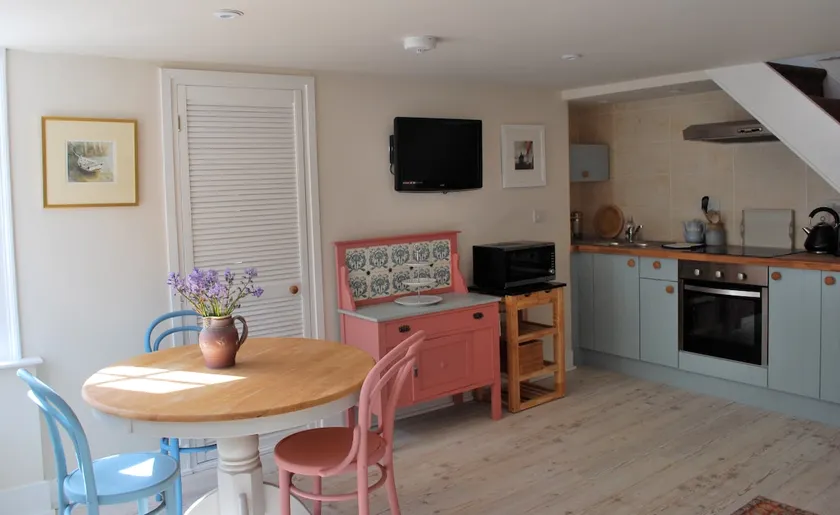 Cottage with parking 4mins easy walk to harbour. - Image 1