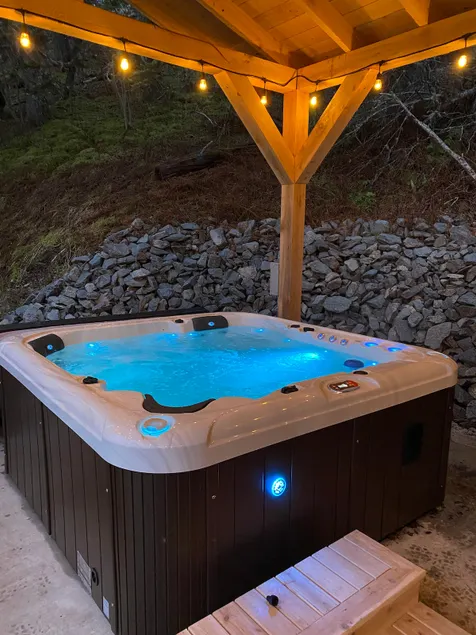 Blue Whale Cottage | Hot Tub & Sea Cave Views - Image 1