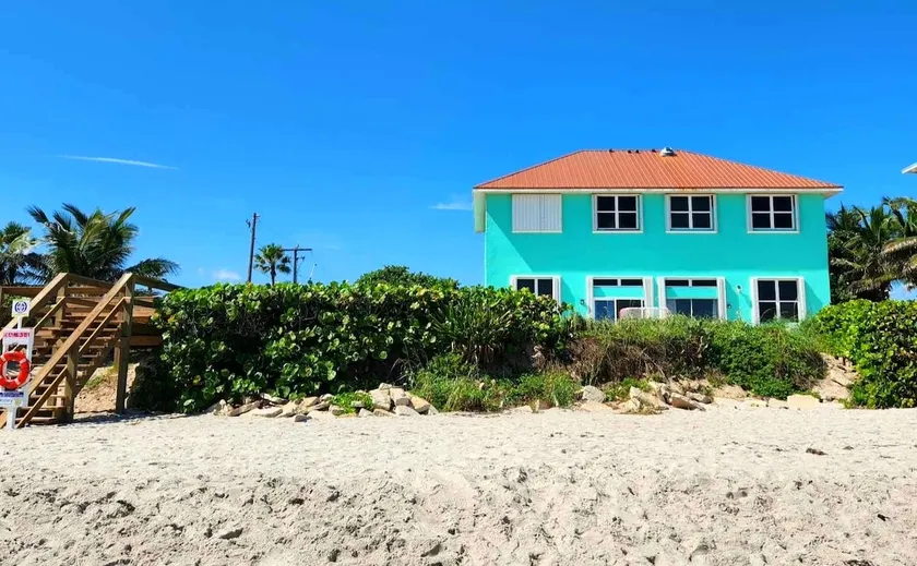 Waterfront Beach House right on the sandy beach! - Image 1