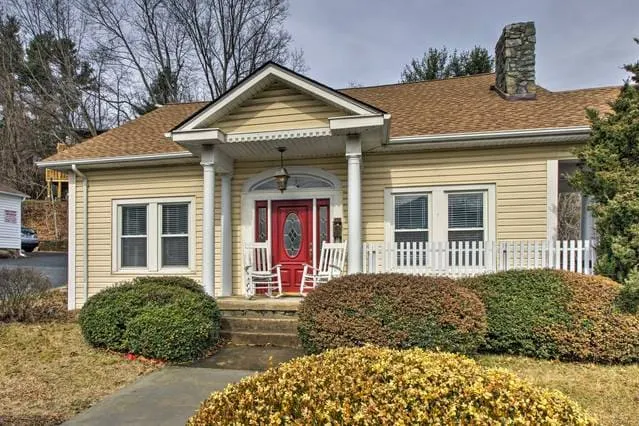 White Fence Farm Downtown Boone ON King Street - Image 1