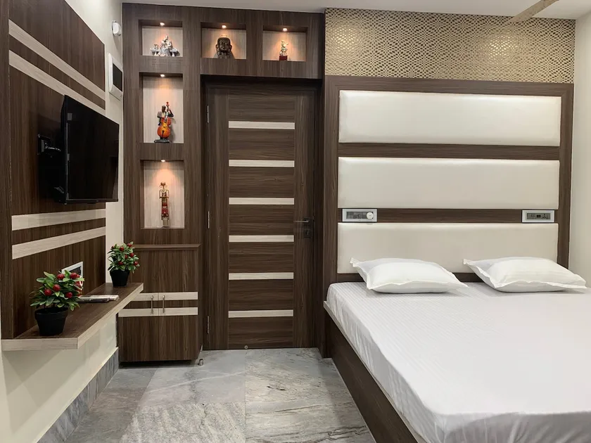 Modern Unique Studio Apartment in Central Kolkata - Image 1