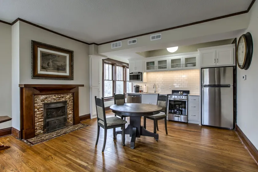 Modern gem with great downtown views + king bed. - Image 1