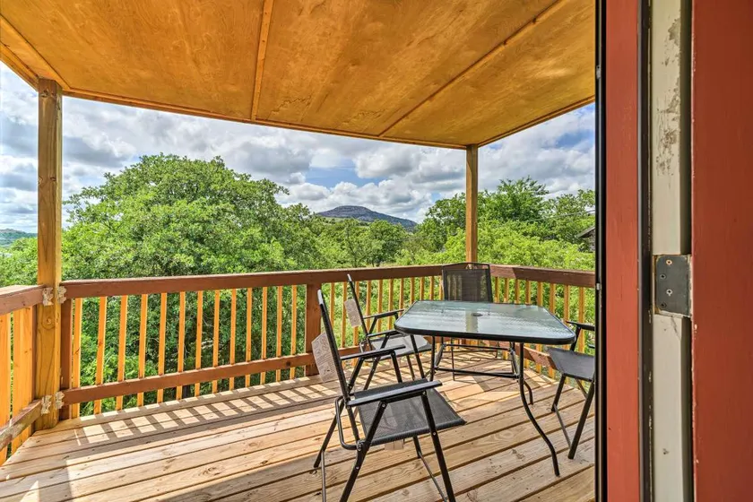 Mountainview upscale 2 story home - Image 1