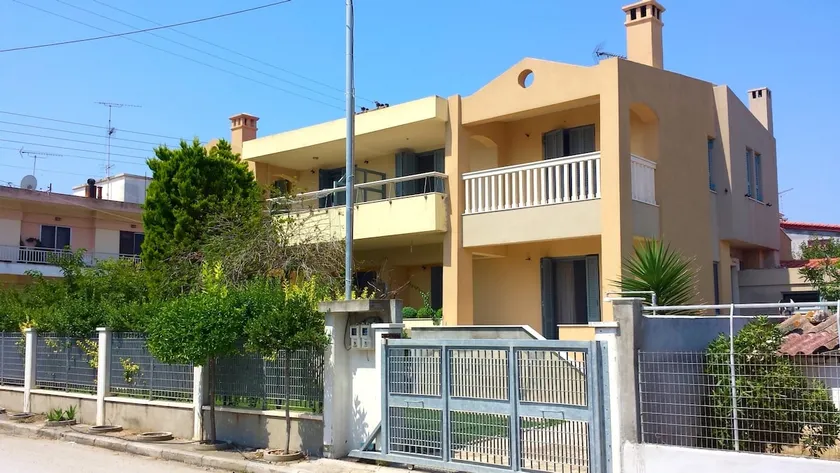 Zach's house - Image 1