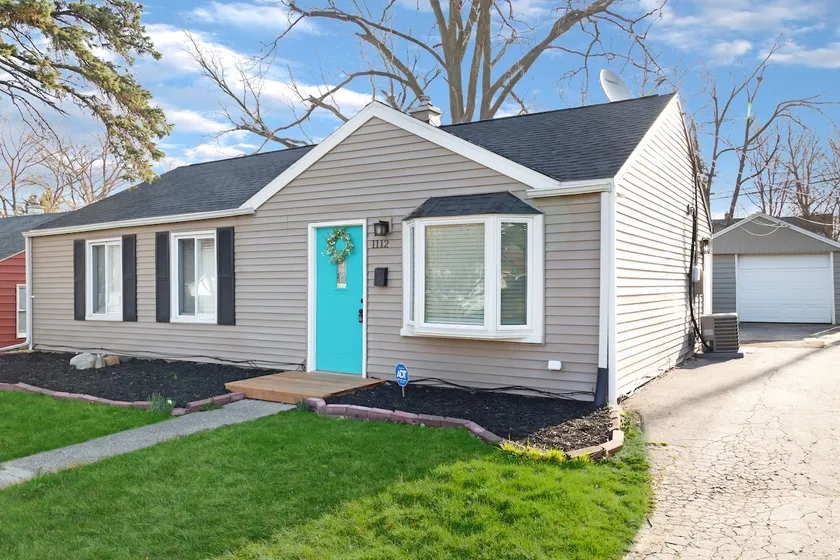 Little Lansing House I 3 BR w/ Queen beds - Image 1