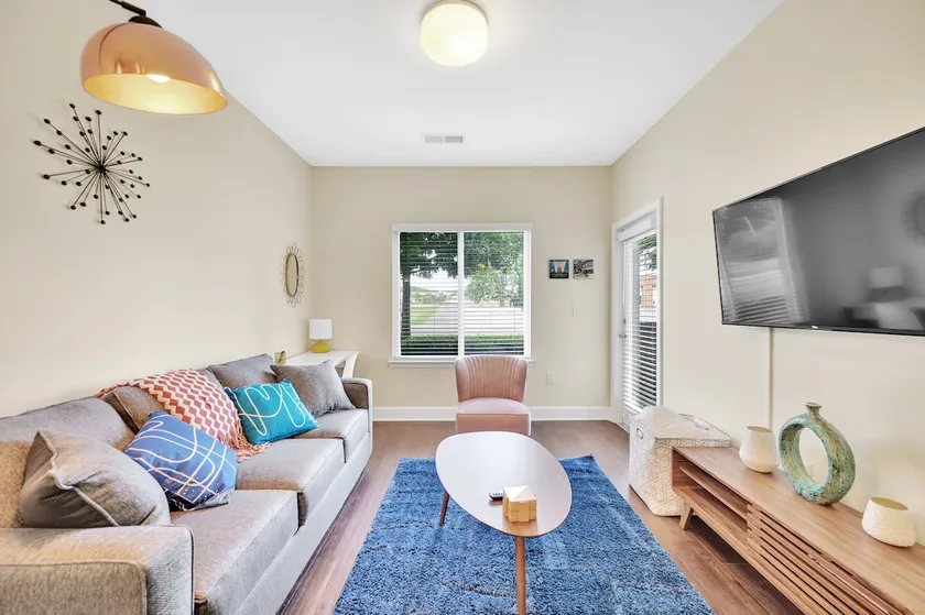Cozy 1 BR Urban Escape with King in Heart of Plaza - Image 1