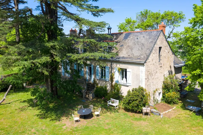 Property adjoining the Parc du Hutreau in Angers - Image 1