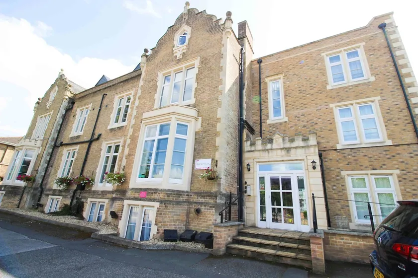 Taunton Town Centre Two Bedroom Apartment - Image 1