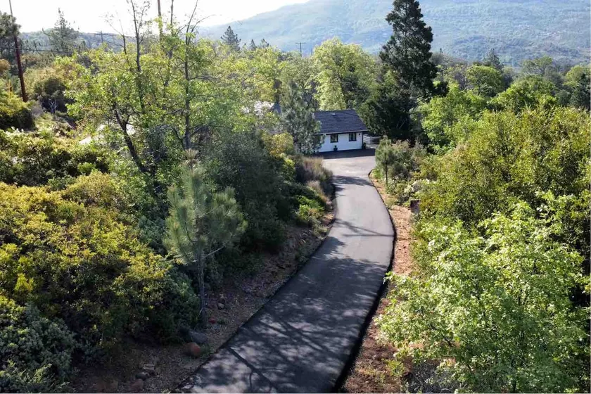 ”PINE Ridge VIEW” Private Large Deck Dogs ok Gated - Image 1