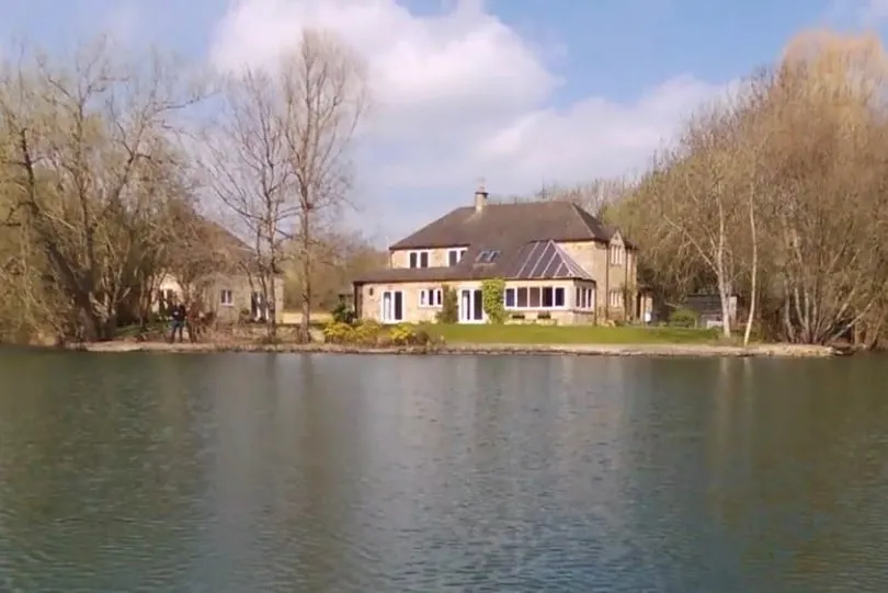 Large lakeside Costwolds stone house with Hot tub - Image 1