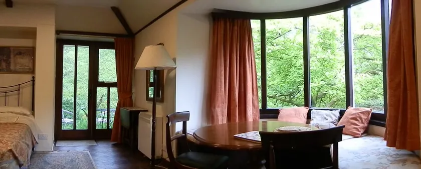 Cottage récemment rénové dans de beaux jardins boisés - Image 1